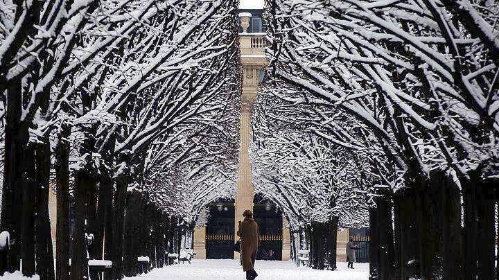 Παρίσι: Χάος στις συγκοινωνίες από τη σφοδρή χιονόπτωση