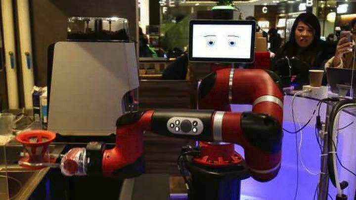 Μονόχειρας μπαρίστας-ρομπότ σερβίρει καφέ στο Τόκιο