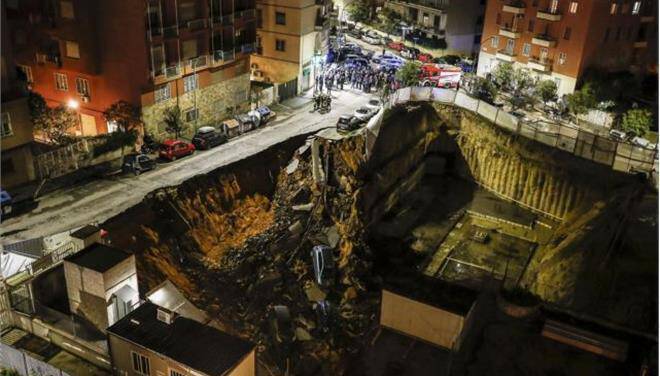 Ρώμη: Τεράστια τρύπα «καταπίνει» σπίτια και αυτοκίνητα! (vid)