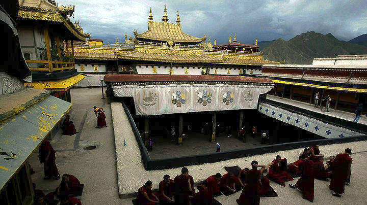 Κόντεψε να καεί ο ναός Jokhang, ιερός χώρος του θιβετιανού Βουδισμού