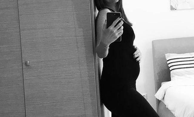 Ελληνίδα παρουσιάστρια επιβεβαίωσε την εγκυμοσύνη της με αυτή την φωτογραφία