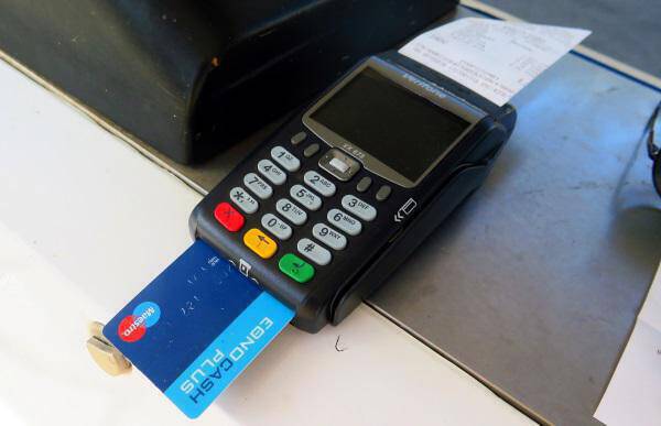 Για… σουβλάκι με κάρτα! Αποκαλυπτικά στοιχεία για το πώς πληρώνει ο Έλληνας