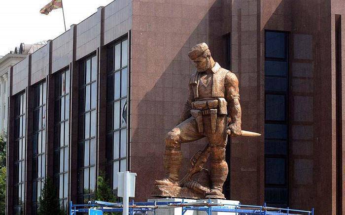 Σκόπια: Απομακρύνονται αγάλματα που παραπέμπουν σε αλυτρωτισμό