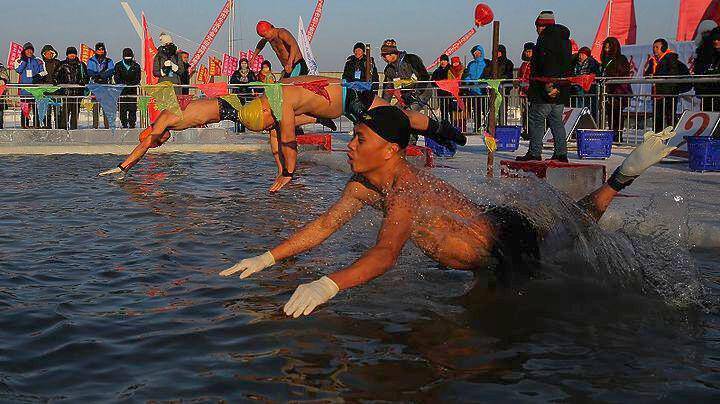 Θαρραλέοι κολυμβητές βουτάνε στα παγωμένα νερά του ποταμού Χαν στη Σενγιάνγκ