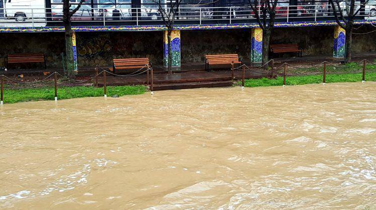 Κίνδυνος πλημμύρας. Υπερχείλισε ο Ληθαίος στα Τρίκαλα (pics&vd)