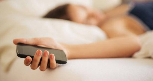 Το 53% των Ελλήνων κοιμάται με το κινητό στο κρεβάτι