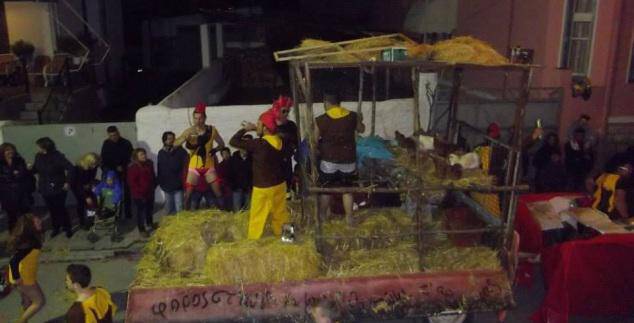 Λάρισα: Έξι μήνες φυλακή για το άρμα με τις… κότες