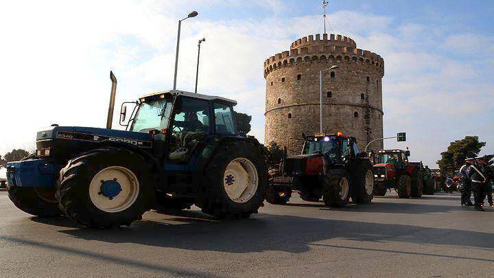 Με τα τρακτέρ τους στο κέντρο της Θεσσαλονίκης οι αγρότες