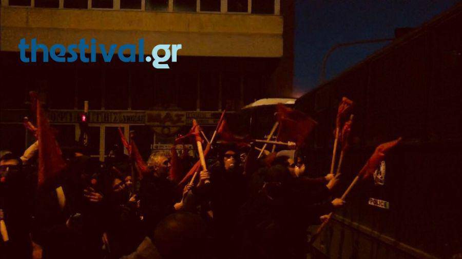 Ένταση και χημικά μεταξύ ΜΑΤ και διαδηλωτών έξω από το Grand Hotel στη Θεσσαλονίκη (vids)