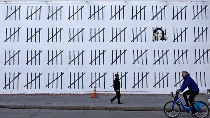 Ο Banksy, για τη φυλακισμένη Τουρκάλα ζωγράφο Ζέχρα Ντογάν
