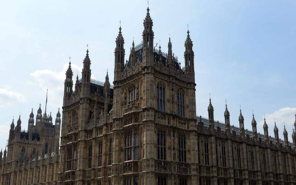 Εντοπίστηκε ύποπτο δέμα στο βρετανικό κοινοβούλιο – Στο νοσοκομείο προληπτικά 2 άνθρωποι