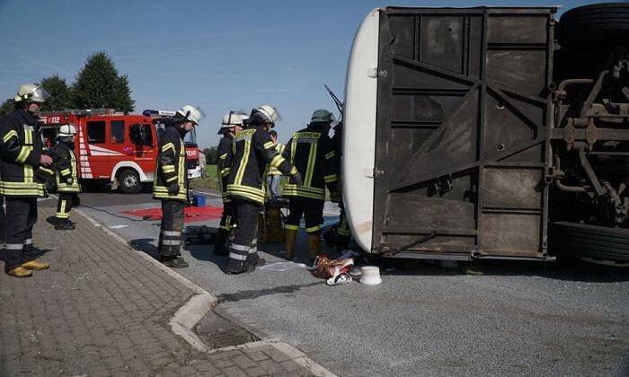 Γερμανία: Λεωφορείο συγκρούστηκε με φορτηγό – Ένας νεκρός και δεκάδες τραυματίες