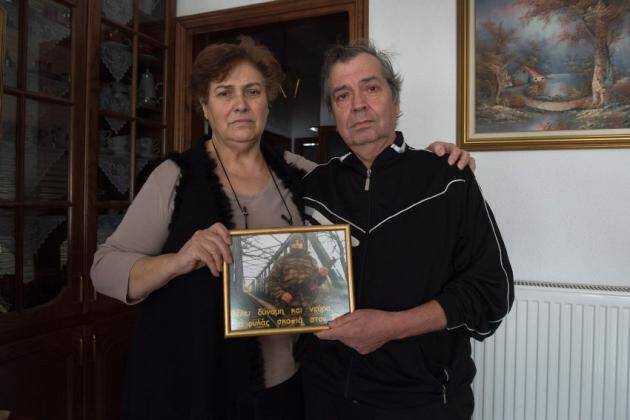 Οι γονείς του λοχία Κούκλατζη: «Προσευχόμαστε για ένα θαύμα» -«Στα μάτια μας είναι ήρωας»