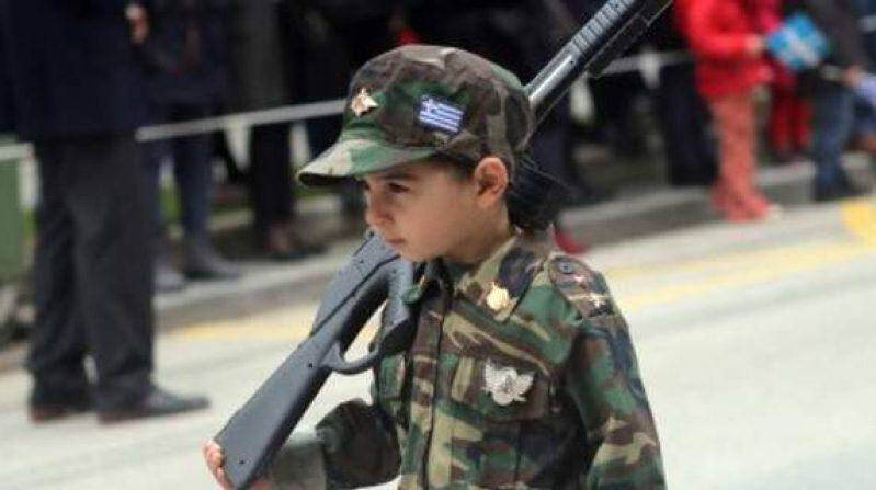 Σάλος με τον 5χρονο… «στρατιώτη» που άνοιξε την παρέλαση στην Αλεξανδρούπολη (vid&pics)