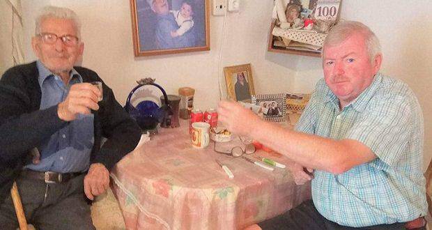 Στα 103 χρόνια πίνει ρακή, παίζει χαρτιά και απολαμβάνει τη ζωή