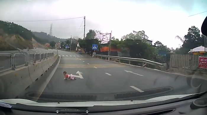 Βίντεο που σου κόβει την ανάσα: Μωρό μπουσουλάει στη μέση του αυτοκινητόδρομου
