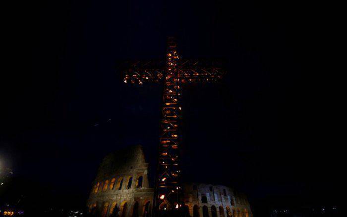 Ρώμη: Οικογένεια από τη Συρία θα μεταφέρει τον Σταυρό στο Κολοσσαίο