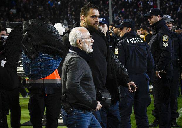 Το αίσχος του ελληνικού ποδοσφαίρου-Ο Σαββίδης με όπλο στο γήπεδο