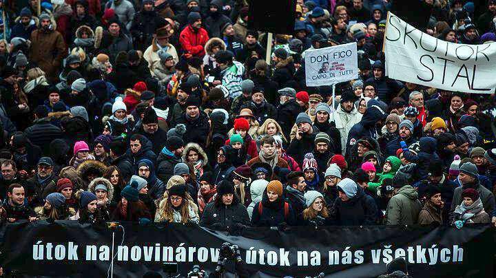 Σλοβακία: Χιλιάδες άνθρωποι διαδήλωσαν στη μνήμη του δολοφονημένου δημοσιογράφου Γιαν Κούτσιακ