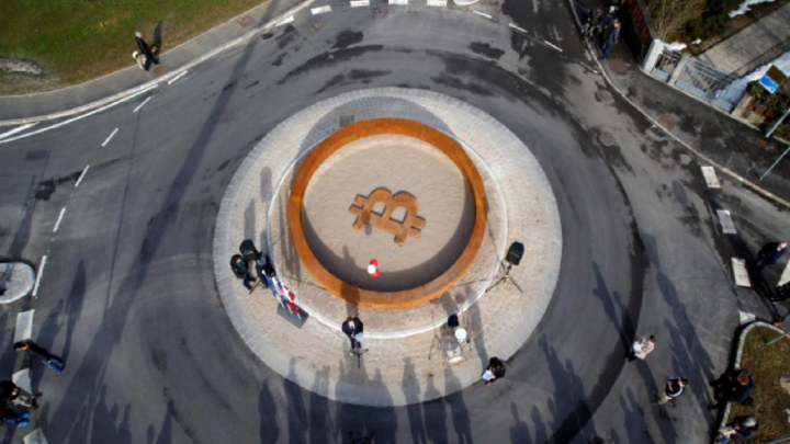 Bitcoin: Στη σλοβενική πόλη Κραν το πρώτο μνημείο για το κρυπτονόμισμα!