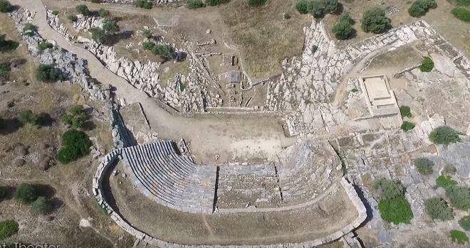 Δείτε το αρχαιότερο ελληνικό θέατρο από drones (vd)