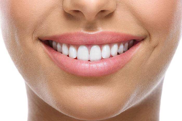 Πώς θα απαλλαγείτε από τα κίτρινα δόντια με έξυπνες και απλές λύσεις