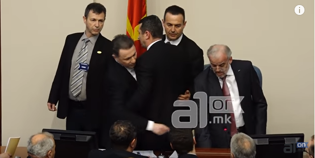 Άναψαν τα αίματα στην βουλή των Σκοπίων για τη χρήση των αλβανικών (vid)