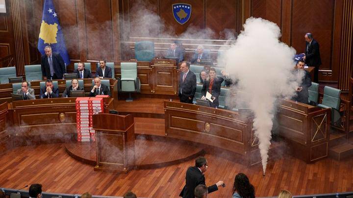 Αντιπολιτευόμενοι βουλευτές εκτόξευσαν δακρυγόνα μέσα στο κοινοβούλιο της Πρίστινας!
