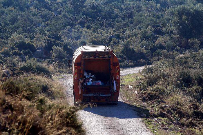 Αχαΐα: Τρεις συλλήψεις κατοίκων στην Αιγείρα που εμπόδισαν απορριμματοφόρα να αδειάσουν σκουπίδια στον ΧΥΤΑ