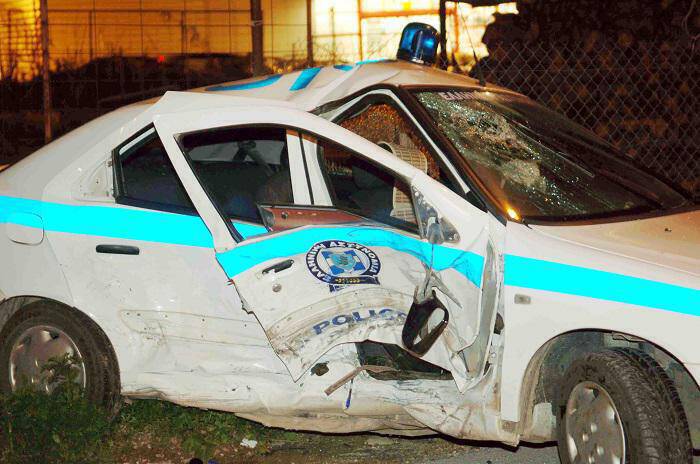 Αγρίνιο: Αυτοκίνητο έπεσε σε περιπολικό της Τροχαίας μετά από σήμα για έλεγχο
