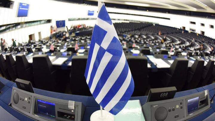 Le Monde: Τώρα η Ελλάδα θα πρέπει να πετάξει με τα δικά της φτερά