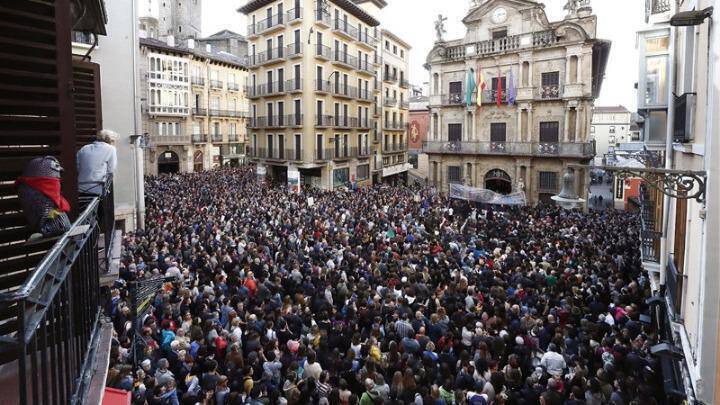 Χιλιάδες Ισπανοί στους δρόμους μετά την αθώωση 5 ανδρών για τον βιασμό έφηβης