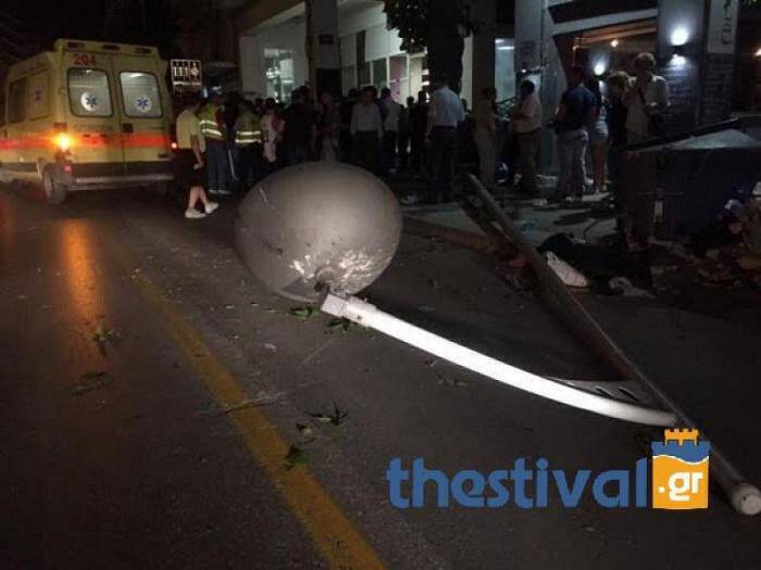 Θεσσαλονίκη: Αυτοκίνητο καρφώθηκε σε κολόνα φωτισμού