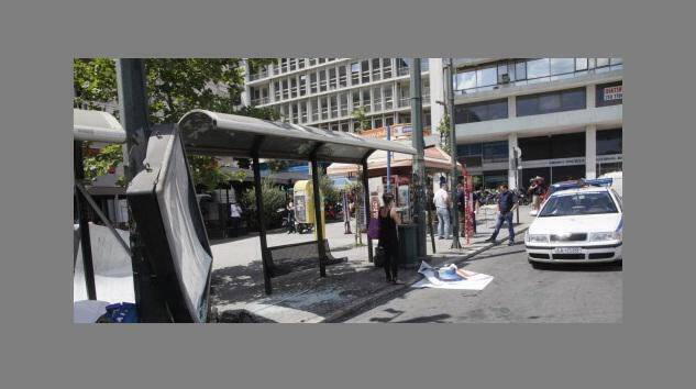 Αυτοκίνητο έπεσε σε στάση λεωφορείου στη Μεταμόρφωση- 1 νεκρός, 3 τραυματίες