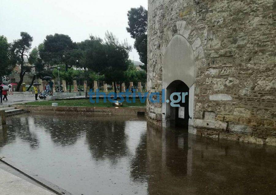 Πλημμύρισε ο Λευκός Πύργος – Εγκλωβίστηκαν παιδιά στο εσωτερικό του μνημείου