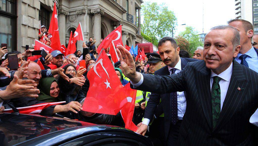 Ο Ερντογάν στο Λονδίνο: Διαδηλώσεις λατρείας αλλά και αντι διαδηλώσεις