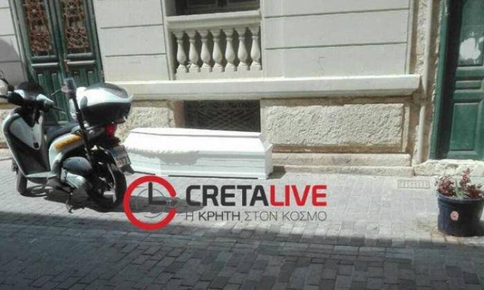 Κρήτη: Παράτησαν φέρετρο σε κεντρικό δρόμο (pic)