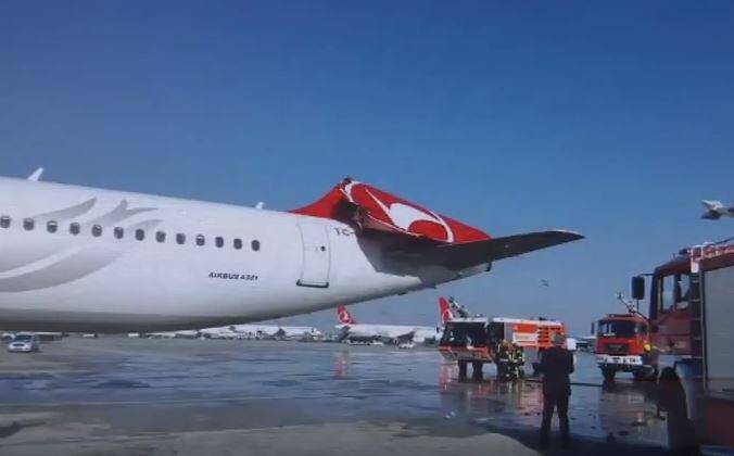 Απίστευτο! Σύγκρουση αεροπλάνων στο αεροδρόμιο της Κωνσταντινούπολης [vid]