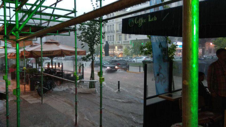 Καταιγίδα έπνιξε τη Θεσσαλονίκη-Την τελευταία στιγμή σώθηκαν τρία άτομα