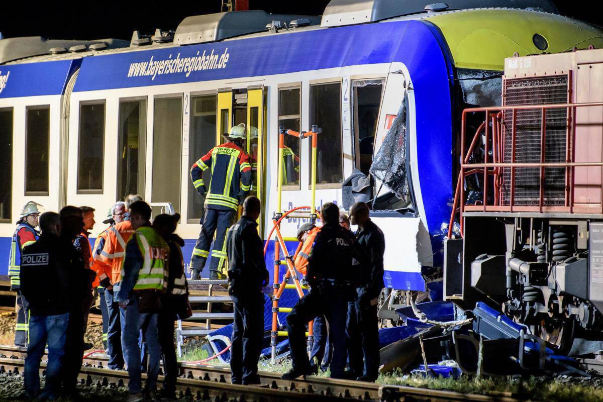 Γερμανία: Δύο νεκροί και 14 τραυματίες έπειτα από τη σύγκρουση τρένων στη Βαυαρία (vids&pic)