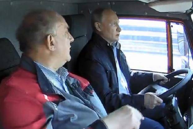 Ο Πούτιν εγκαινιάζει γέφυρα οδηγώντας φορτηγό (vd)