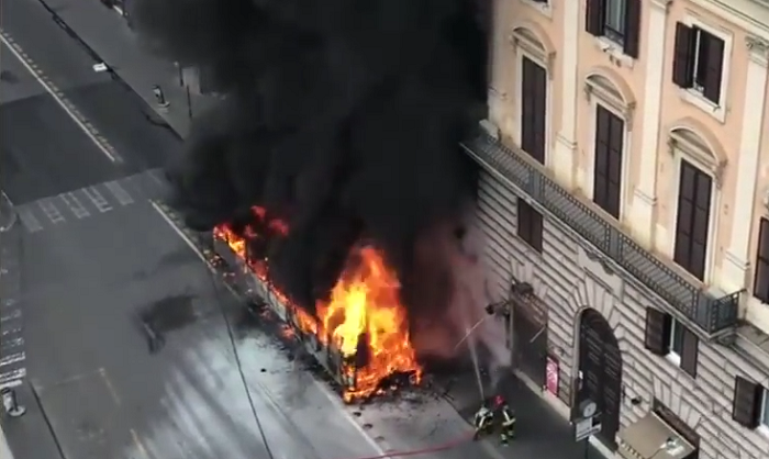 Ρώμη: Λεωφορείο πήρε φωτιά από έκρηξη ελαστικού (vid)