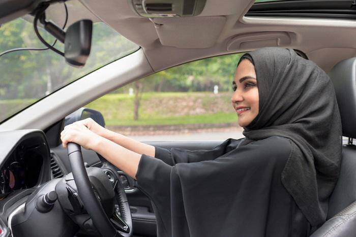 Σαουδική Αραβία: Από τις 24 Ιουνίου οι γυναίκες θα μπορούν να οδηγούν αυτοκίνητα