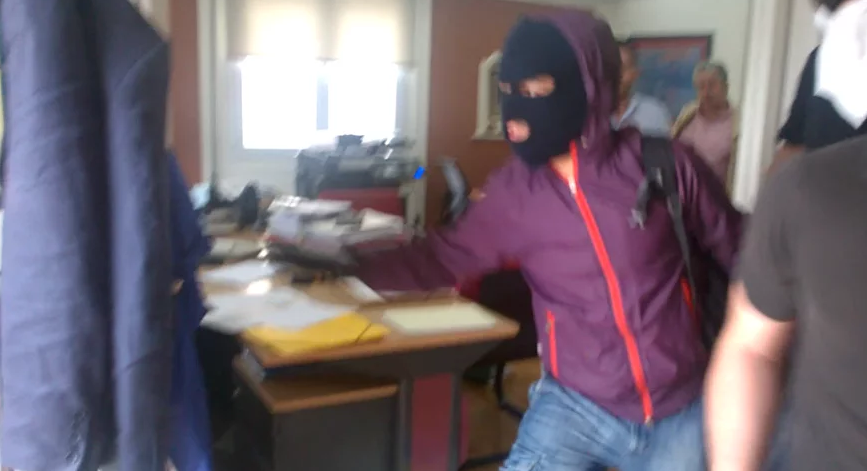 Συνελήφθη ηγετικό στέλεχος του Ρουβίκωνα για την επίθεση σε δικηγορικό γραφείο