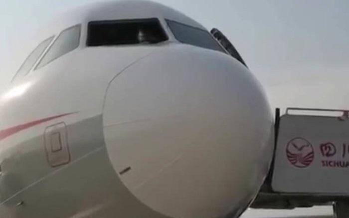 Τρόμος στον αέρα για 119 επιβάτες αεροπλάνου – Έσπασε το τζάμι και… ρούφηξε τον πιλότο (vids)