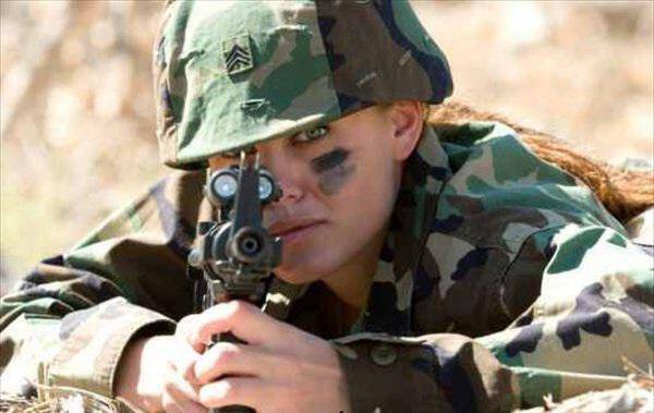 Στρατός: Στράτευση των γυναικών προτείνει έκθεση