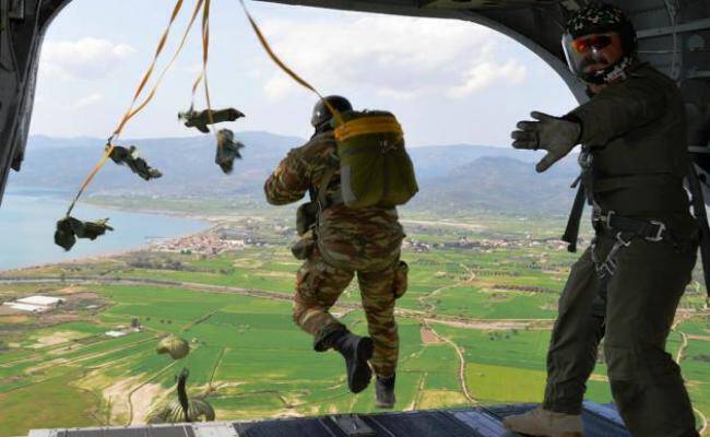 Εντυπωσιακή στρατιωτική άσκηση Ελλήνων- Αμερικανών (vid)