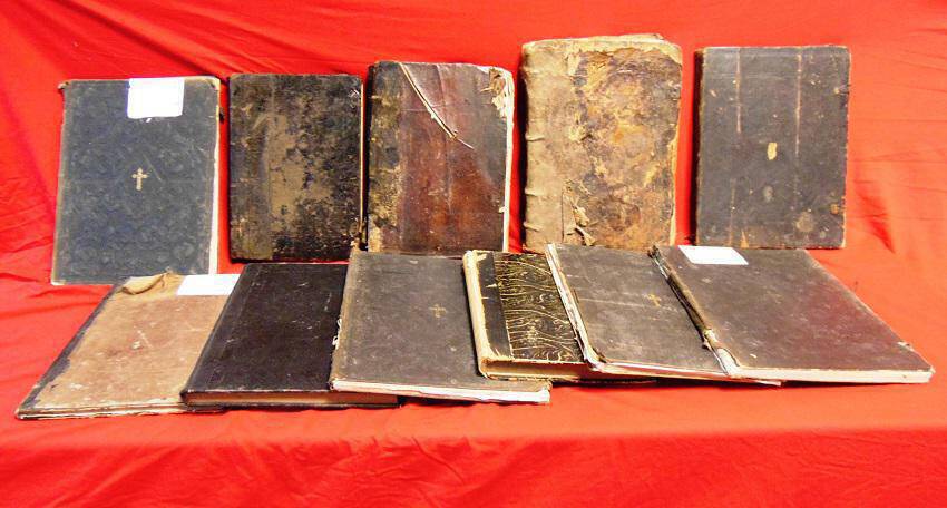 Θεσσαλονίκη: Προσπάθησε να πουλήσει παλαίτυπα θρησκευτικά βιβλία μέσω διαδικτύου – Χειροπέδες σε 70χρονο για αρχαιοκαπηλία (pics)