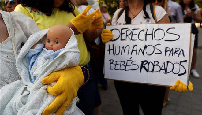 Ισπανία: Άρχισε η πρώτη δίκη για τα «κλεμμένα μωρά» της δικτατορίας του Φράνκο