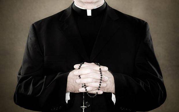 Ιερέας έπειθε μοναχές να κάνουν τρίο μαζί του – Οι καταγγελίες καλόγριας για όργια